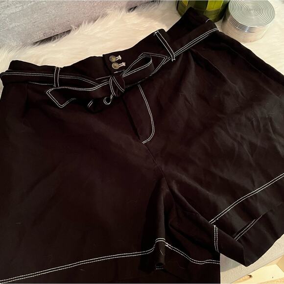 NEW WhoWhatWear Belted Ruffle Flutter Contrasting Stitch Shorts Sz XL - Picture 3 of 8